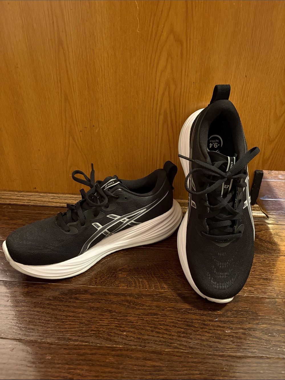 Asics Women's Gel-Cumulus 27 black/concrete Size 8 Worn once - like new -in box
